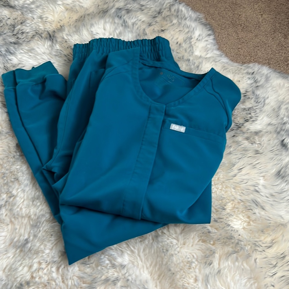 Figs scrub top and bottom